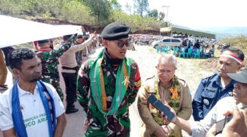 SSK II Satgas Yonkav 6/NK Kibarkan Bendera Raksasa di Perbatasan RI-RDTL